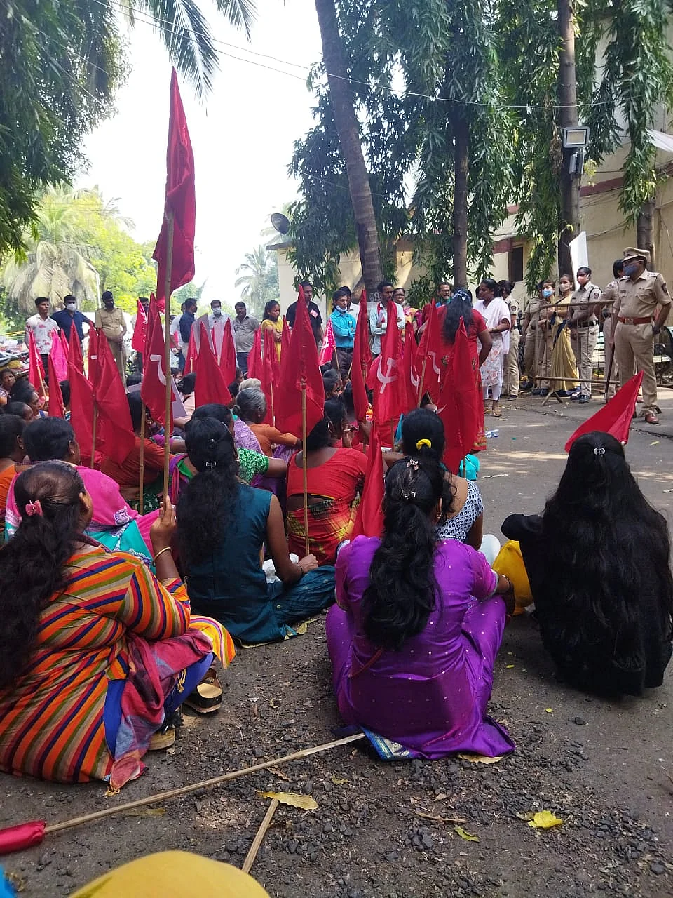 <div class="paragraphs"><p>आदिवासी महिलाओं के साथ कथित मारपीट मामले में विरोध करते लाल बावटा संगठन</p></div>