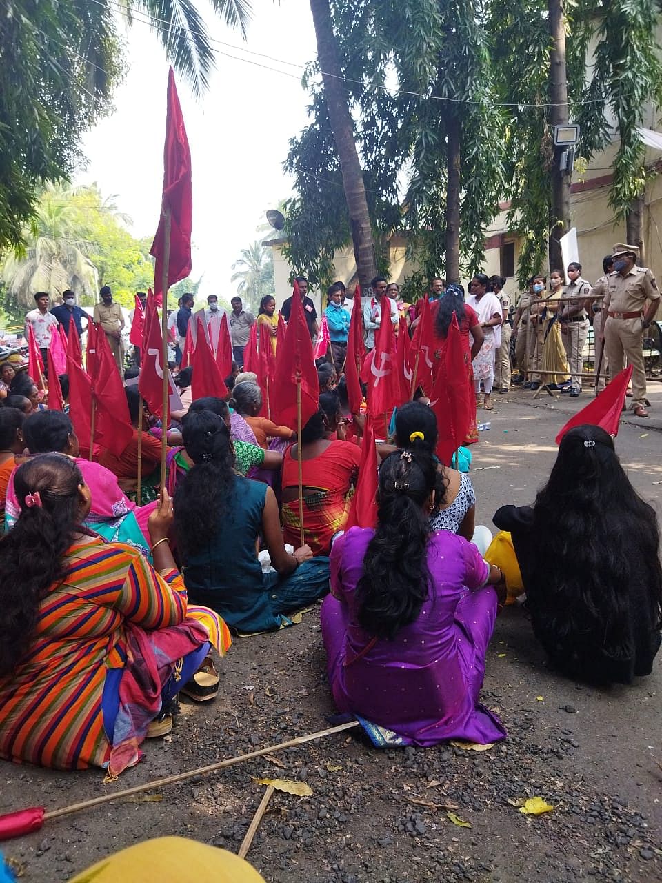 इस घटना के बाद पीड़ित आदिवासी महिलाएं वापस अपने गांव लौटना चाहती हैं. 