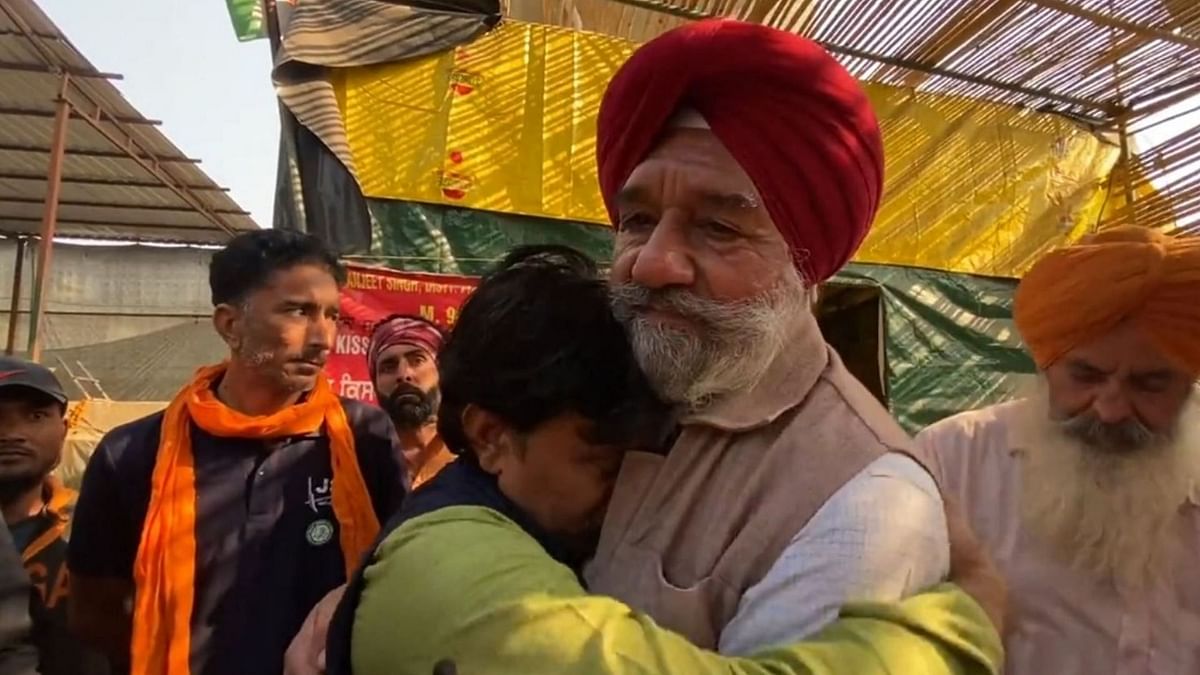 दिल्ली बॉर्डर से जाते किसानों के आंसुओं में छिपी है आंदोलन और जीत की वजह