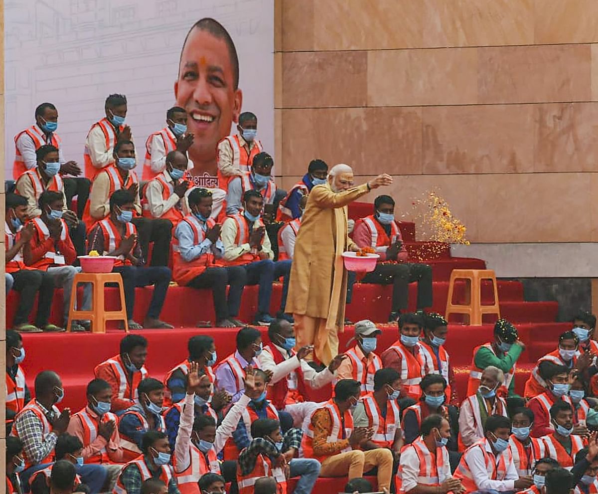 प्रधानमंत्री नरेंद्र मोदी ने अपने दो दिवसीय वाराणसी दौरे के दौरान काशी विश्वनाथ कॉरिडोर के पहले फेज का उद्घाटन किया