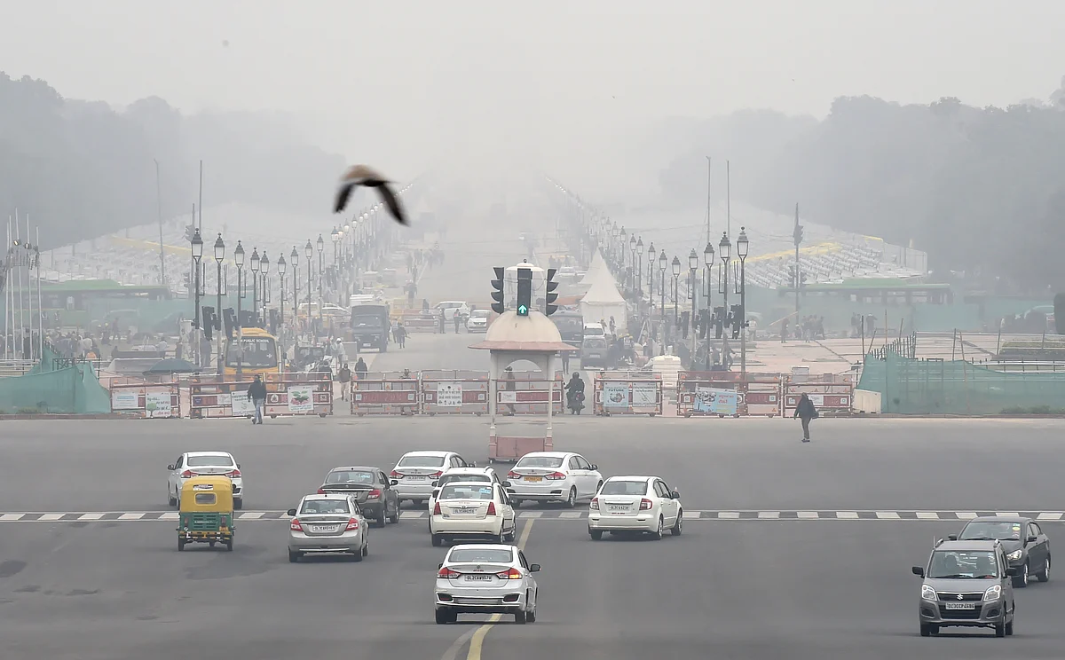 दिल्ली-NCR में छाया घना कोहरा, पूर्व-मध्य भारत में बारिश की संभावना