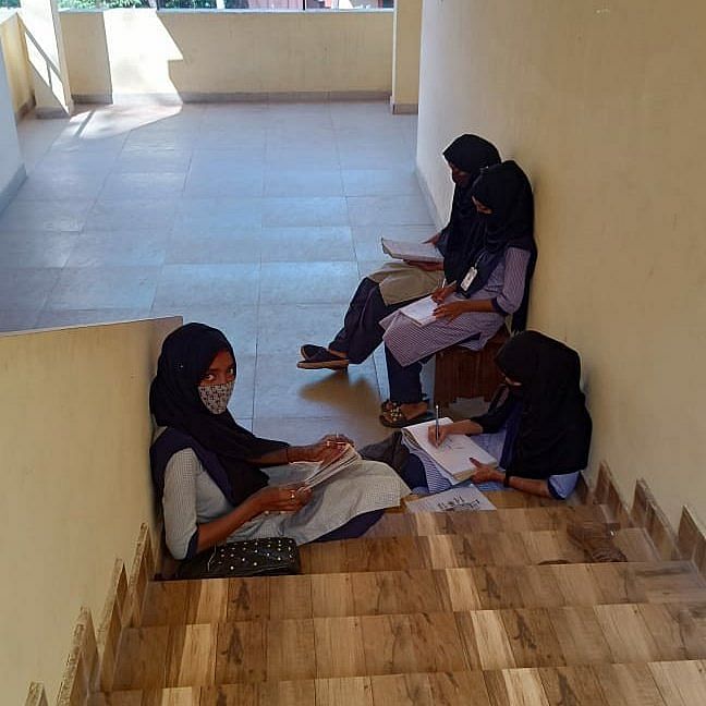 उडुपी में हिजाब पहने मुस्लिम लड़कियों को अपनी क्लासों में प्रवेश करने की अनुमति नहीं, 20 दिनों से बाहर