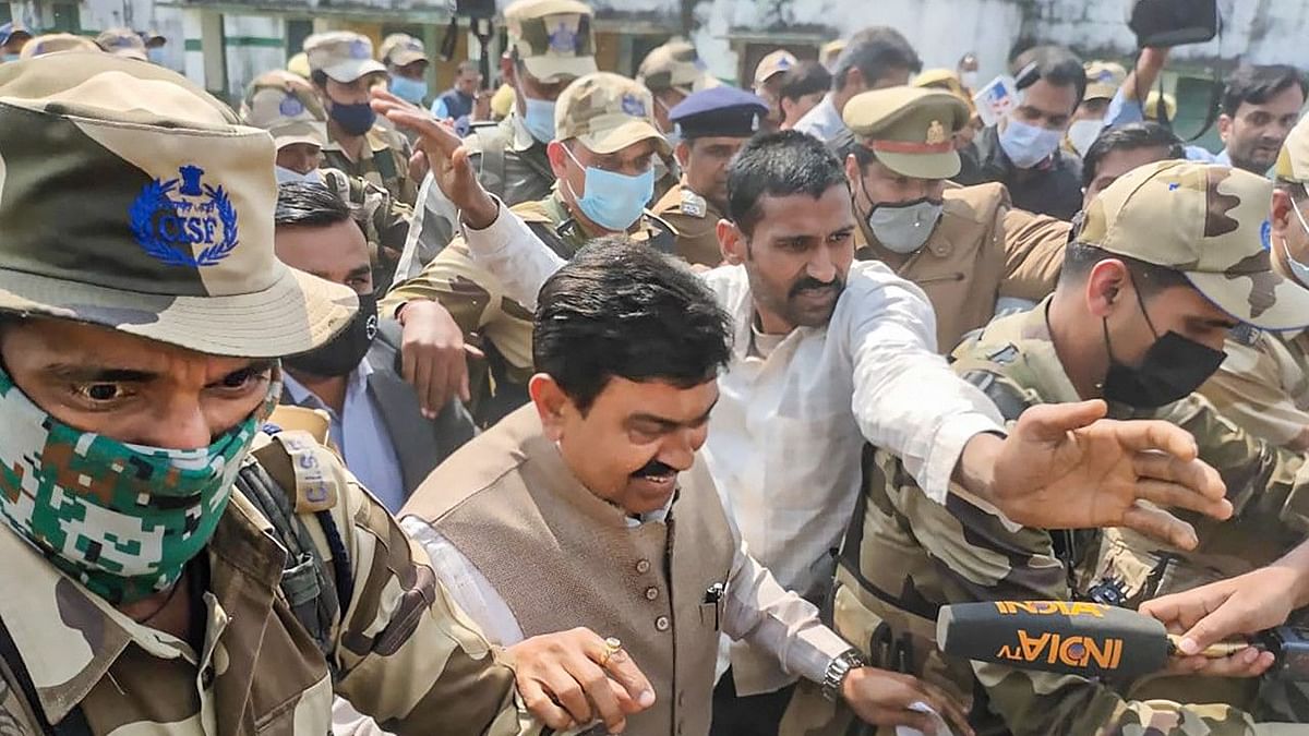 लखीमपुर:भारी सुरक्षा के बीच वोट डालने पहुंचे अजय मिश्र टेनी,दिखाया विक्ट्री साइन