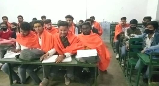 <div class="paragraphs"><p>यूपी: अलीगढ़ के कॉलेज में हिजाब के विरोध में भगवा गमछा पहन क्लास लेने आए छात्र</p></div>