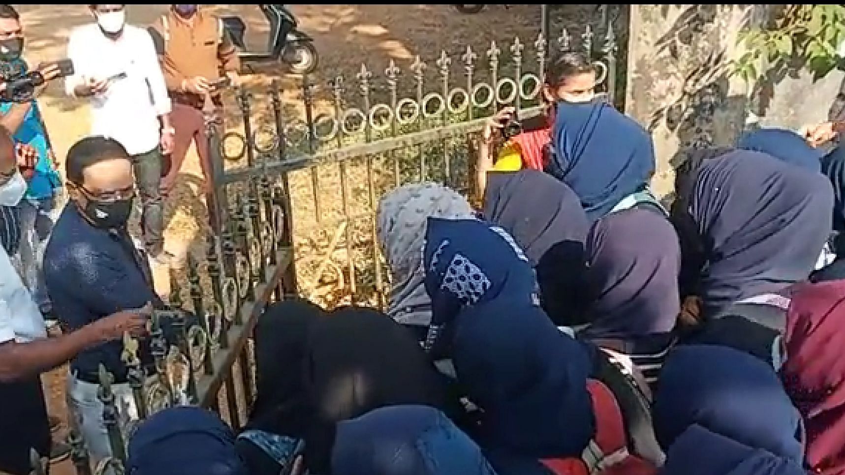 <div class="paragraphs"><p>कर्नाटक: उडुपी में फिर बढ़ा विवाद, कॉलेज ने हिजाब पहनी लड़कियां को गेट पर रोका</p></div>