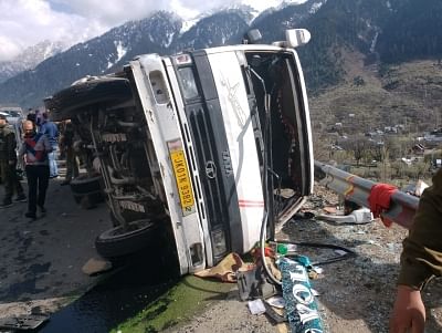 <div class="paragraphs"><p>जम्मू-कश्मीर: श्रीनगर-लेह हाईवे पर हादसा, 2 पर्यटकों की मौत, 10 अन्य घायल</p></div>
