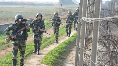 <div class="paragraphs"><p>भारत-बांग्लादेश सीमा पर मिले चीनी ड्रोन की जांच कर रही BSF</p></div>