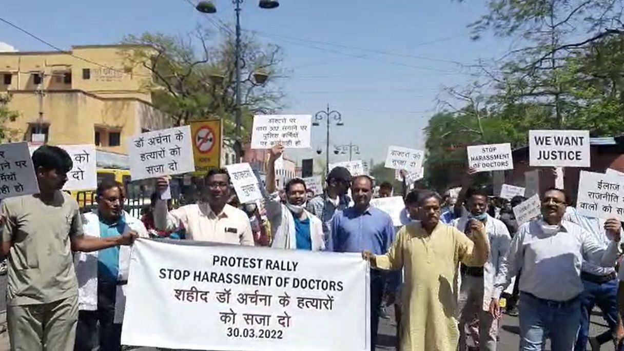 <div class="paragraphs"><p>जयपुर में डॉक्टरों ने निकाला मार्च</p></div>