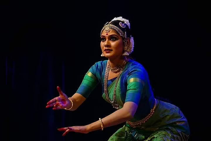 मानसिया का नृत्य अब उनके घर तक ही सीमित है, जहां वह दिन में कम से कम तीन घंटे भरतनाट्यम का अभ्यास करती हैं.