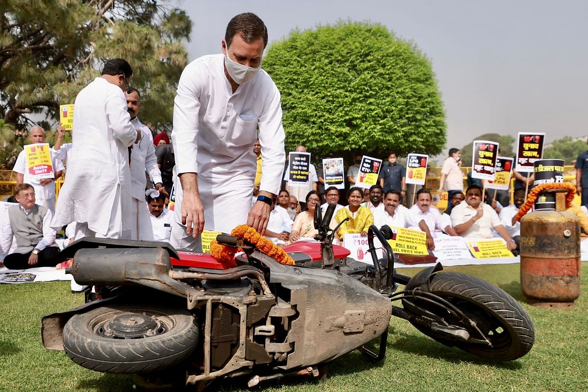 राहुल ने सिलेंडर को माला पहना दी श्रद्धांजलि, बोले- BJP सरकार में गरीबों पर चोट