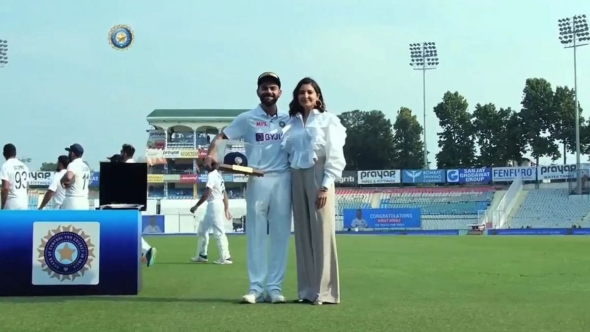 विराट कोहली के 100वें टेस्ट पर मैदान में पहुंचीं अनुष्का, द्रविड़ का स्पेशल कैप