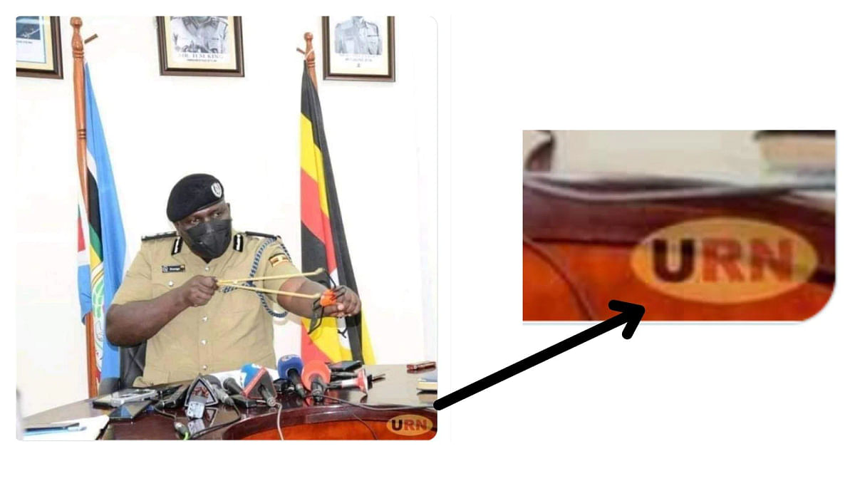 फोटो में युगांडा पुलिस फोर्स के प्रवक्ता जब्त किए गए अवैध रूप से निर्मित गुलेल दिखा रहे थे.