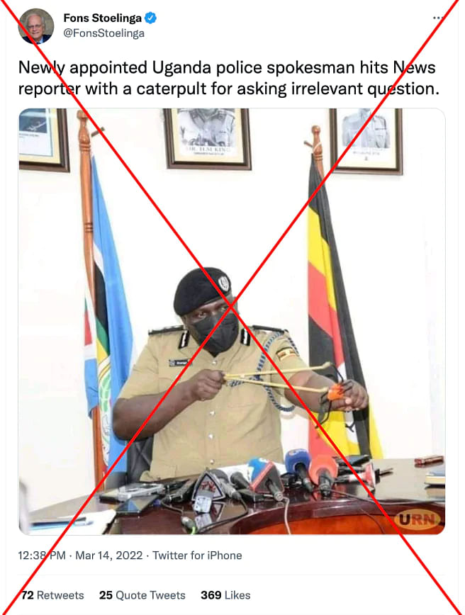 फोटो में युगांडा पुलिस फोर्स के प्रवक्ता जब्त किए गए अवैध रूप से निर्मित गुलेल दिखा रहे थे.