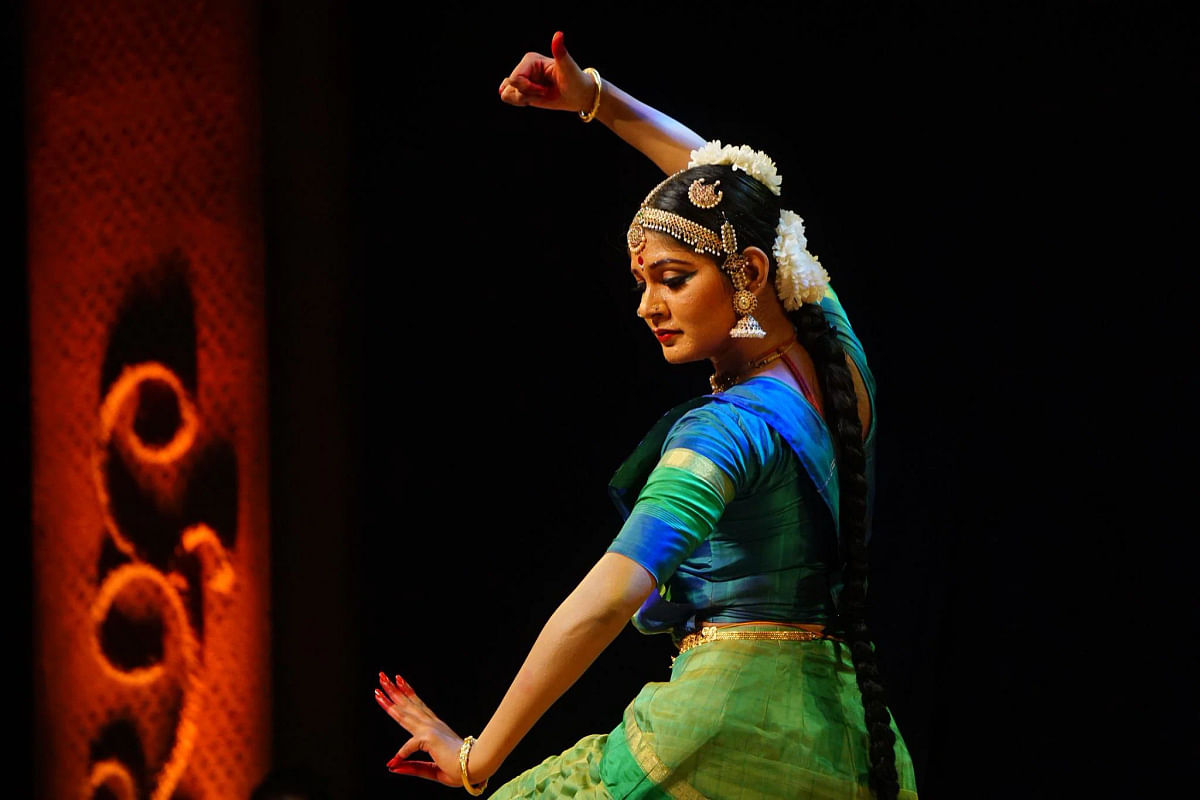 मानसिया का नृत्य अब उनके घर तक ही सीमित है, जहां वह दिन में कम से कम तीन घंटे भरतनाट्यम का अभ्यास करती हैं.