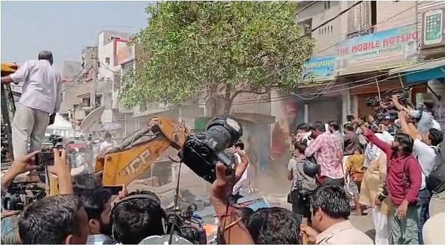 Jahangirpuri में अवैध निर्माण हटाने पर असदुद्दीन ओवैसी ने BJP पर गरीबों के खिलाफ युद्ध छेड़ने का आरोप लगाया है.
