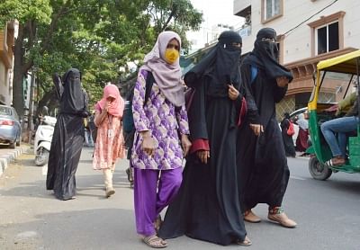 <div class="paragraphs"><p>कर्नाटक: हिजाब के साथ नहीं मिली स्कूल में एंट्री, बिना परीक्षा दिए ही घर लौटीं 12वीं की छात्राएं</p></div>