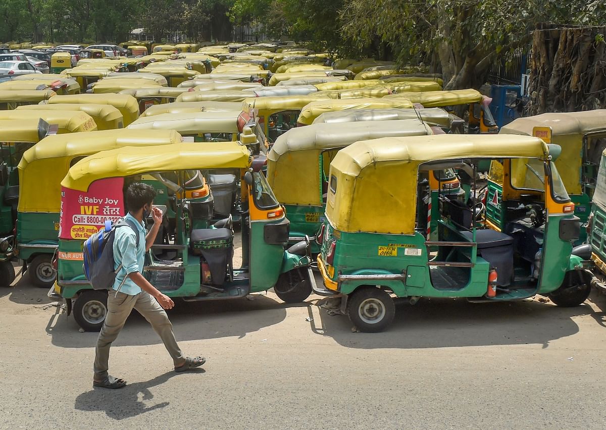 दिल्ली में कैब ड्राइवर टैक्सी के किराए को बढ़ाने की मांग कर रहे हैं.