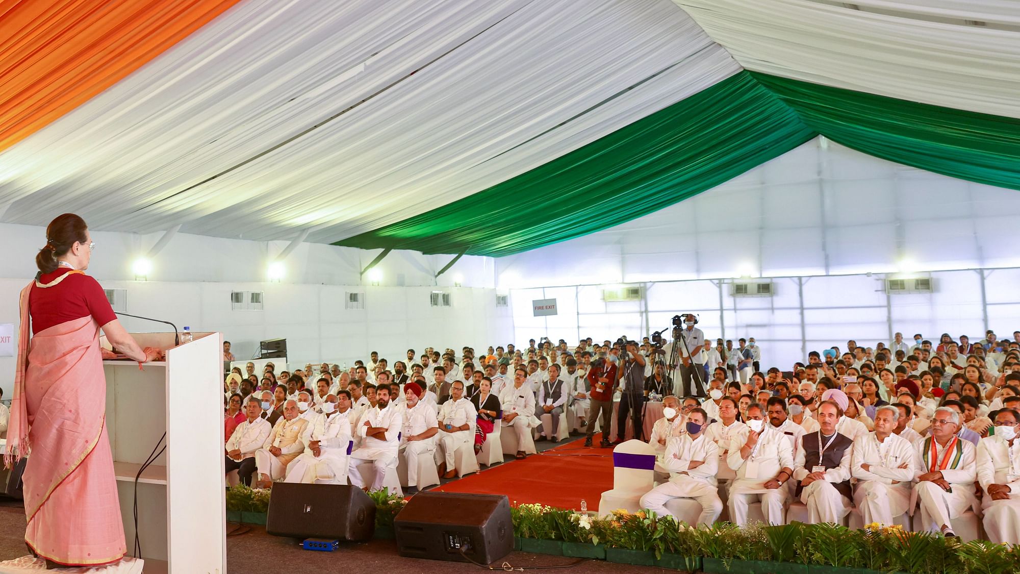 <div class="paragraphs"><p>कांग्रेस चिंतन शिविर: पहले दिन सोनिया गांधी-CM गहलोत के निशाने पर PM मोदी,सरकार</p></div>