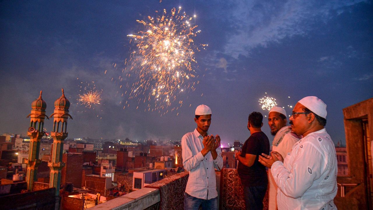 <div class="paragraphs"><p>Eid 2022: ईदगाह पर क्यों पढ़ते हैं ईद की नमाज, फितरा-जकात क्या है? जानिए सबकुछ</p></div>
