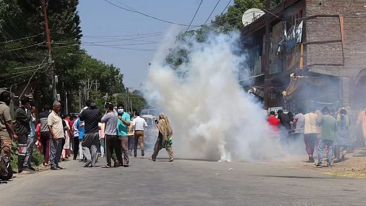 Rahul Bhat की हत्या के बाद कश्मीर में फूटा लोगों का गुस्सा, पुलिस का लाठीचार्ज 