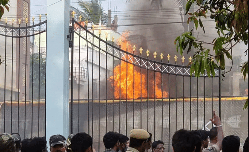 आंध्र प्रदेश:जिले का नाम बदलने को लेकर प्रदर्शन-भीड़ ने मंत्री के घर में लगाई आग