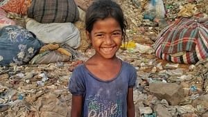 <div class="paragraphs"><p>दिल्ली में हजारों बच्चों का वर्तमान कूड़े के ढेर में, कूड़े के पहाड़ से स्कूल तक का सफर अधर में</p></div>