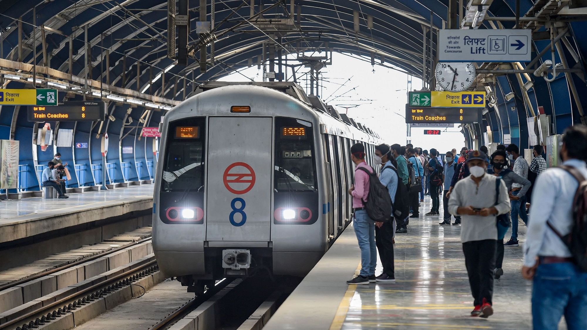 <div class="paragraphs"><p>दिल्ली: मेट्रो स्टेशन पर महिला के साथ यौन दुर्व्यवहार, कहा- पुलिस ने मदद नहीं की</p></div>