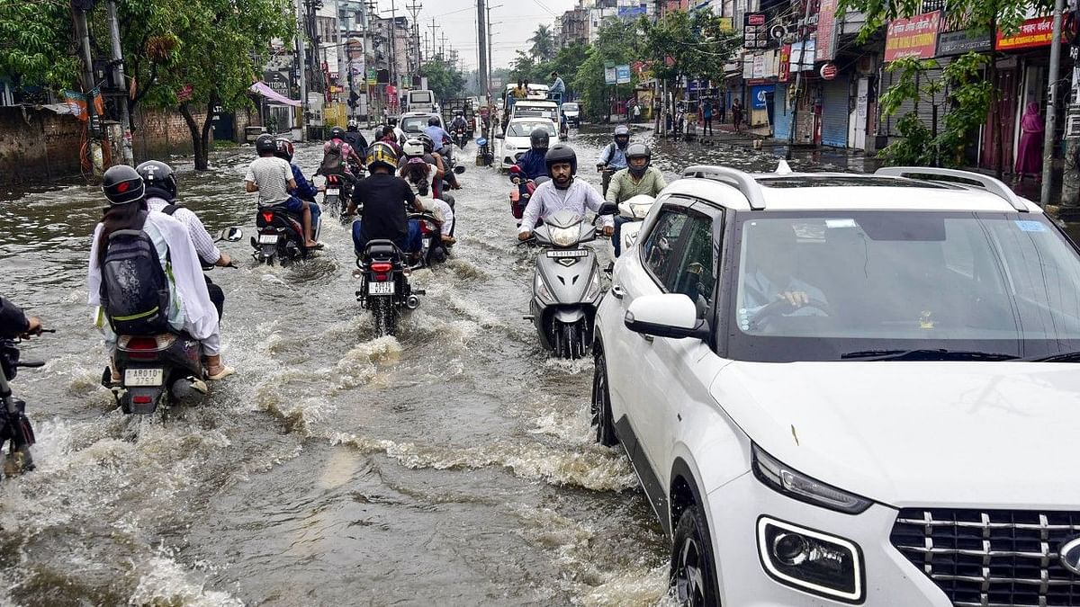 असम में बाढ़ का कहर, केरल-बेंगलुरु में ऑरेंज अलर्ट, उत्तर भारत गर्मी से बेहाल