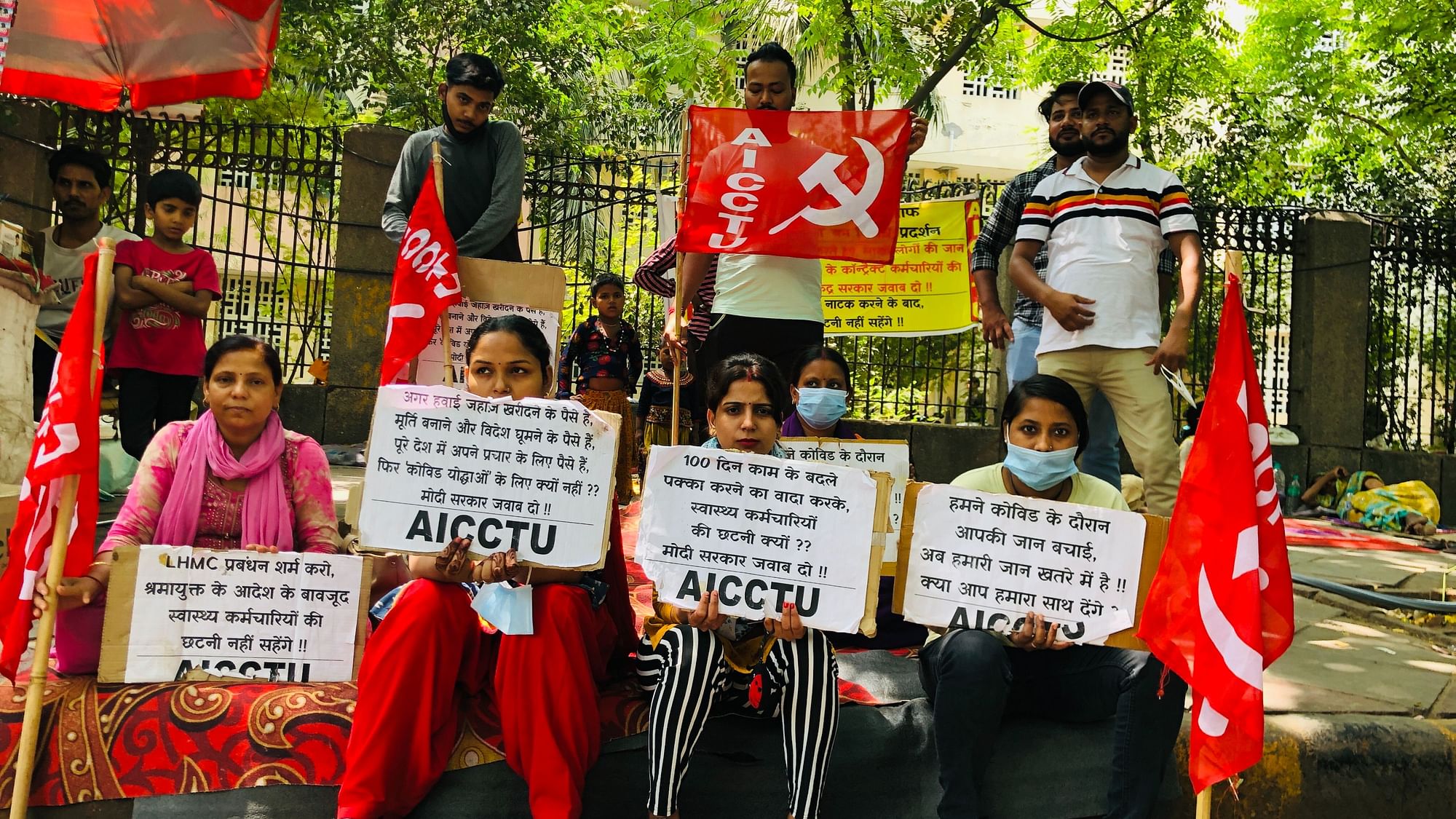 <div class="paragraphs"><p>दिल्ली के अस्पतालों के बाहर विरोध जताते नौकरी से निकाले गए कर्मचारी</p></div>