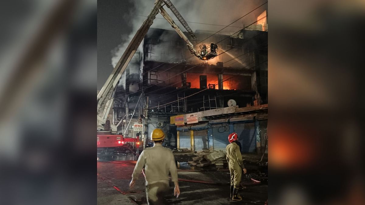 Delhi:मुंडका मेट्रो स्टेशन के पास भीषण आग,अब तक 27 की मौत-हिरासत में कंपनी मालिक