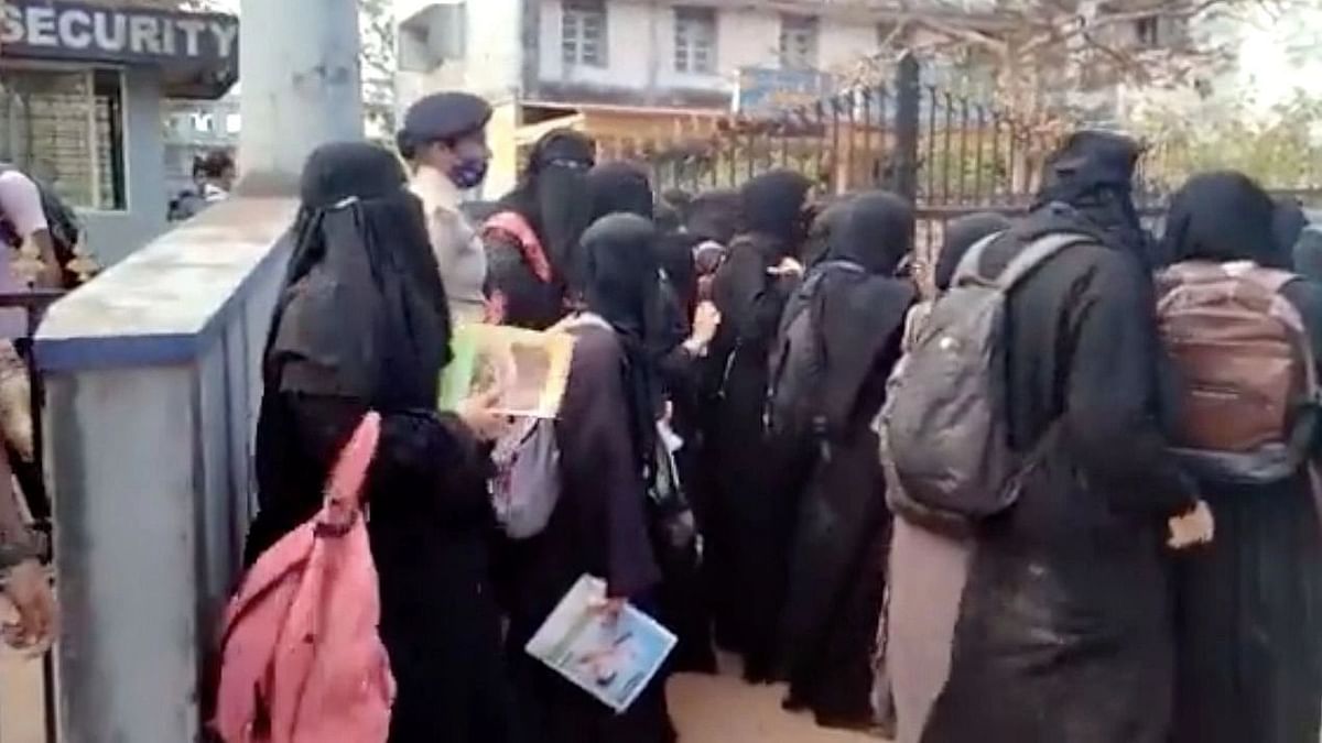 Karnataka Hijab Row: शिक्षा मंत्री बीसी नागेश बोले- केवल यूनिफॉर्म की है अनुमति