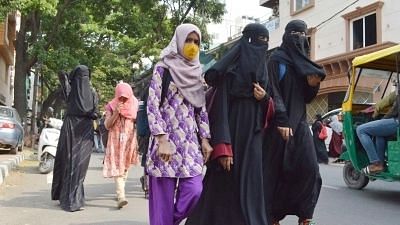 <div class="paragraphs"><p>हिजाब पहनी छात्राओं को कर्नाटक कॉलेज में प्रवेश से रोका गया</p></div>