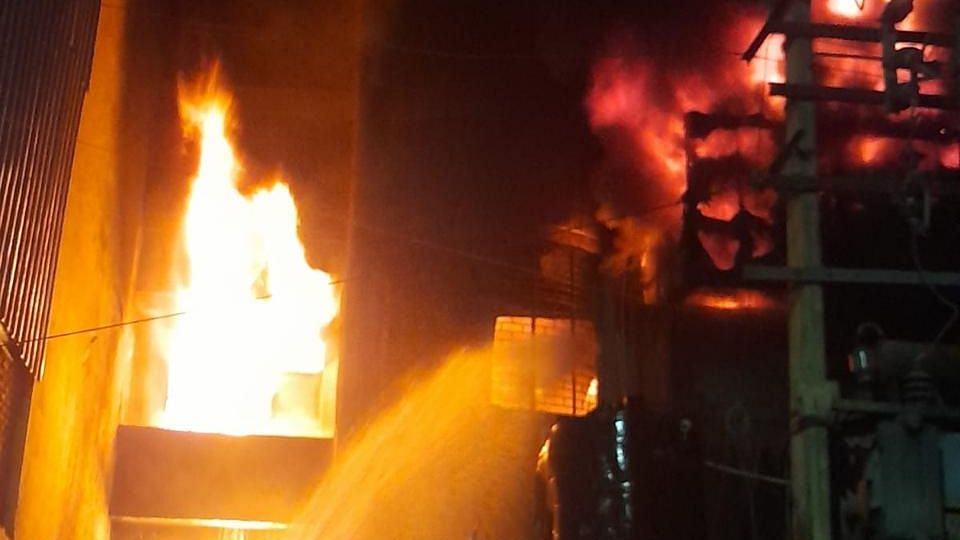 दिल्लीः नरेला में प्लास्टिक फैक्ट्री में लगी आग, दमकल की 27 गाड़ी मौके पर मौजूद