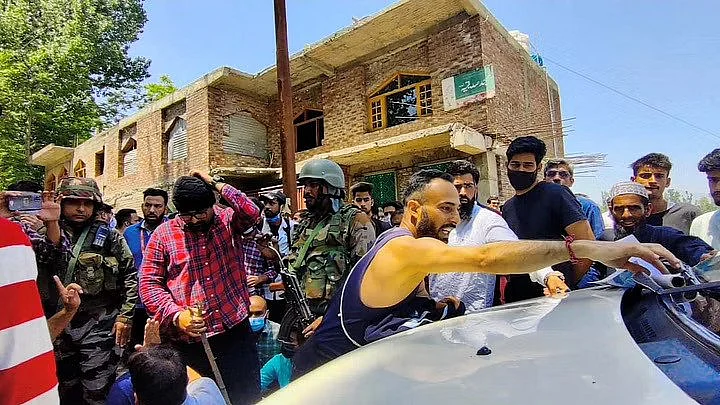 Rahul Bhat की हत्या के बाद कश्मीर में फूटा लोगों का गुस्सा, पुलिस का लाठीचार्ज