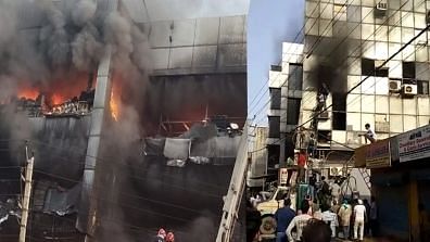 दिल्ली मुंडका आग: खुद को बचाने के लिए इमारत से कूदे लोग