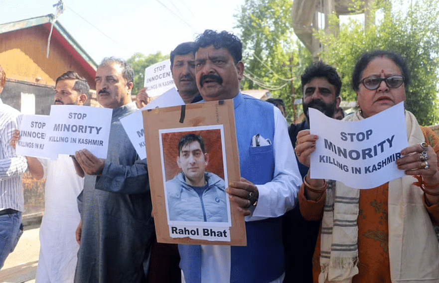 <div class="paragraphs"><p>Rahul Bhatt Murder: 350 कश्मीरी पंडितों ने राज्यपाल को भेजा सामूहिक इस्तीफा</p></div>