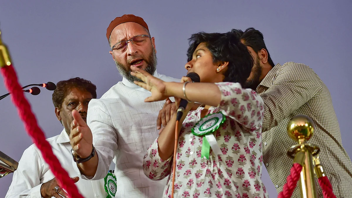 <div class="paragraphs"><p>असदुद्दीन ओवैसी के साथ मंच पर अमूल्य लियोना</p></div>