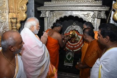 मैसूर में चामुंडेश्वरी मंदिर की ये पीएम मोदी की पहली यात्रा थी.