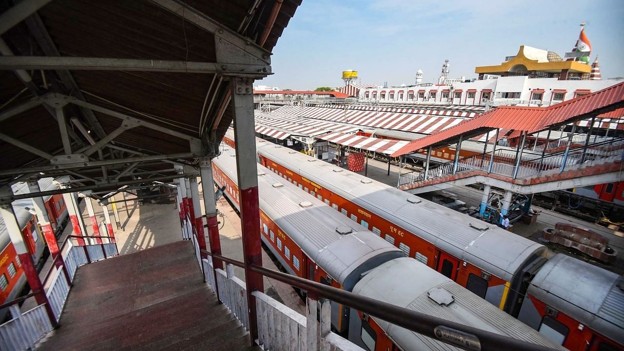 <div class="paragraphs"><p>Bharat Bandh LIVE: झारखंड में स्कूल बंद, दिल्ली में ट्रैफिक जाम,529 ट्रेनें रद्द</p></div>