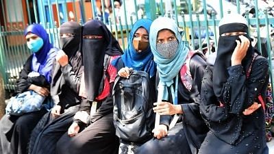 <div class="paragraphs"><p>हिजाब विवाद: कर्नाटक में हिजाब पहनने पर 6 छात्राएं निलंबित, 12 वापस भेजी गईं</p></div>