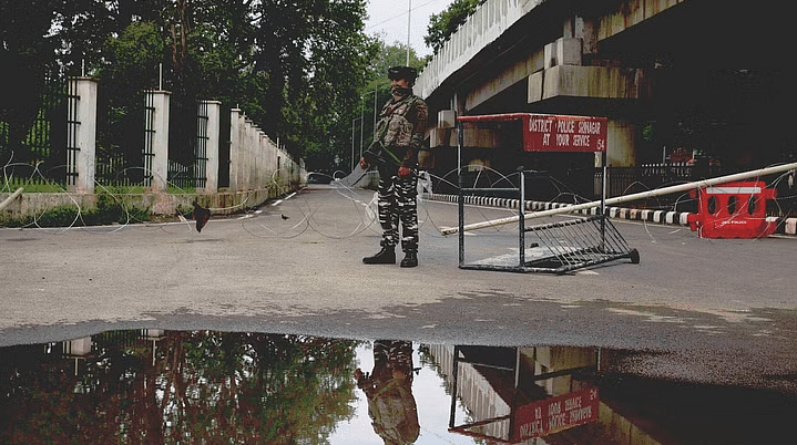 Agnipath: क्या सेना में ‘आना है तो आओ’ मानसिकता की तरफ बढ़ रहा भारत?
