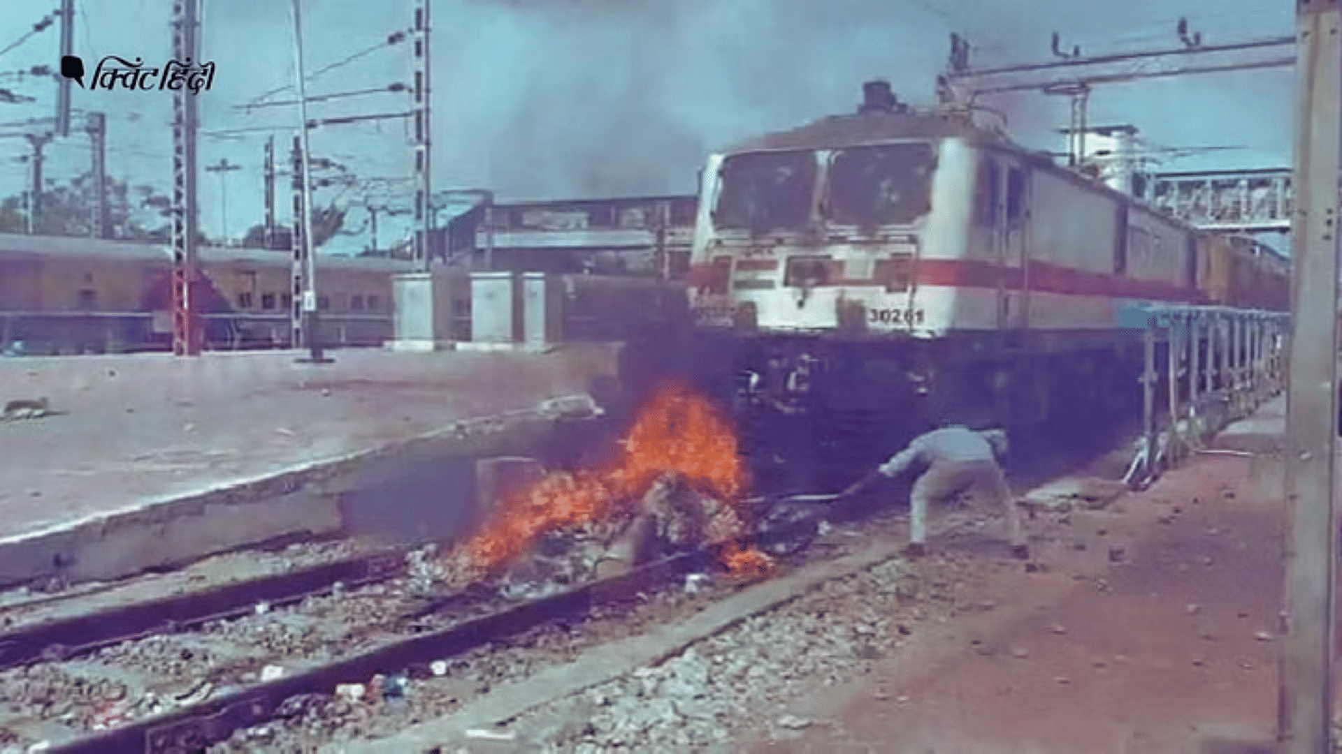<div class="paragraphs"><p>Agnipath: भारत बंद की वजह से रेलवे ने रद्द की 700 ट्रेनें, INC का विरोध प्रदर्शन</p></div>