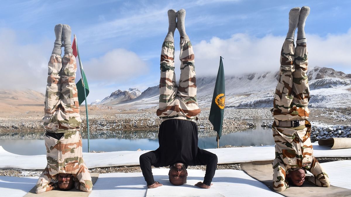 Yoga Day 2022: हिमालय की पहाड़ियों से एलोरा की गुफाओं तक, योग की 10 तस्वीरें