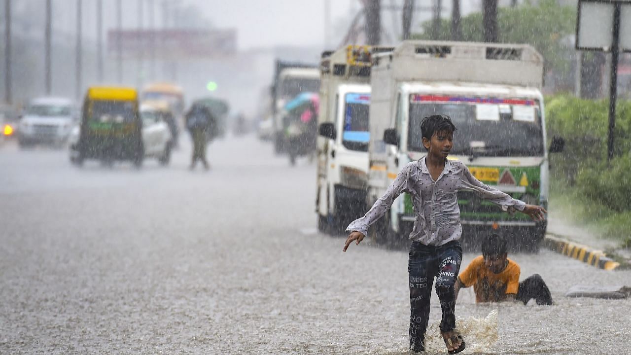 <div class="paragraphs"><p>Weather Update: दिल्ली में मॉनसून की पहली बारिश,देखें- तस्वीरें</p></div>