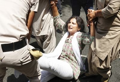 बुधवार को कांग्रेस के पांच सांसदों समेत 240 कांग्रेस कार्यकर्ताओं को हिरासत में लिया गया