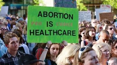 America: रो बनाम वेड का फैसला पलटने के बाद बंद होने लगे गर्भपात क्लीनिक