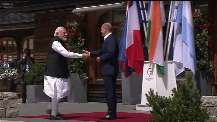 G-7 Summit में शामिल हुए PM मोदी, जर्मनी के चांसलर ओलाफ स्कोल्ज से भी की मुलाकात