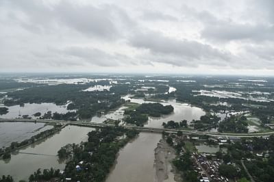 असम में बाढ़ से 34 में से 32 जिलों में 54.57 लाख लोग प्रभावित हैं.
