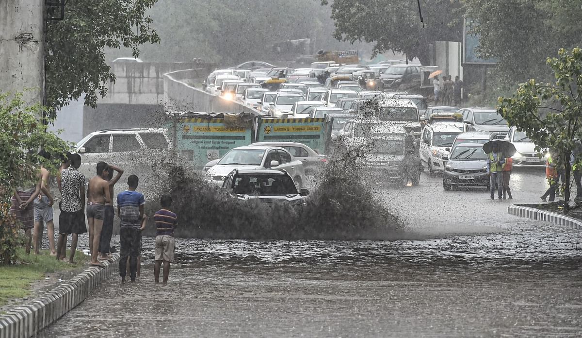 IMD ने दिल्ली में बृहस्पतिवार या शुक्रवार को मॉनसून की पहली बारिश होने की संभावना जताई थी.