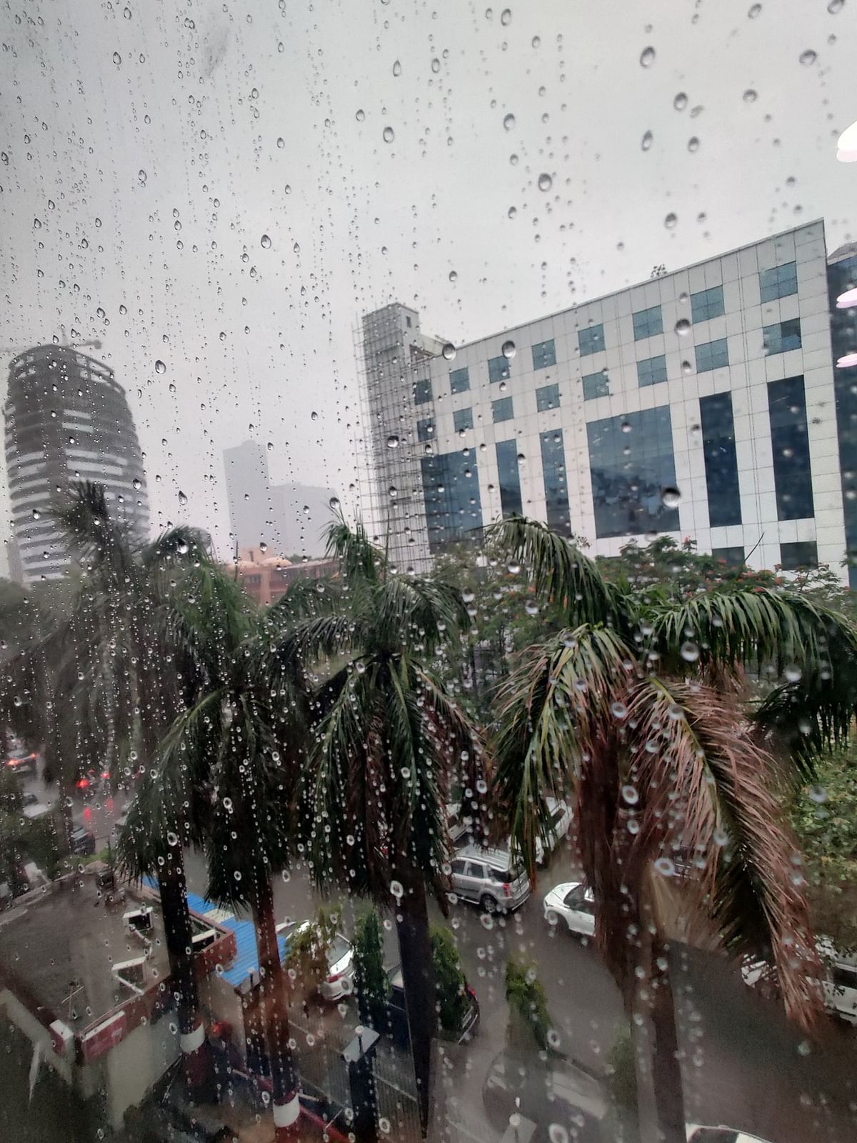 IMD ने दिल्ली में बृहस्पतिवार या शुक्रवार को मॉनसून की पहली बारिश होने की संभावना जताई थी.